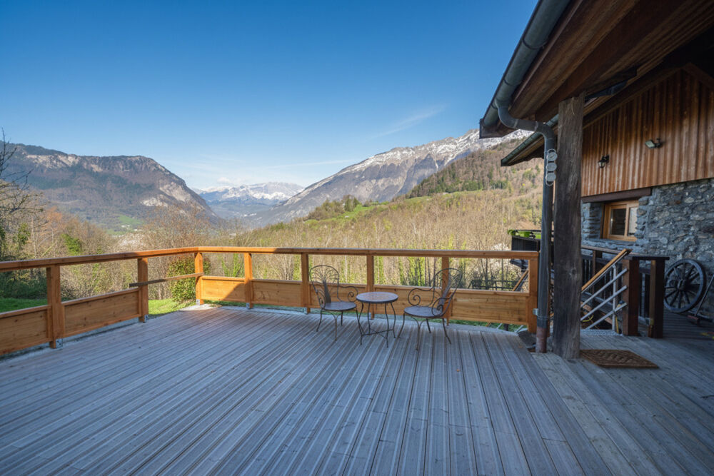 Chalet dexception rénové avec vue dominante + grange à fort potentiel  Ugine