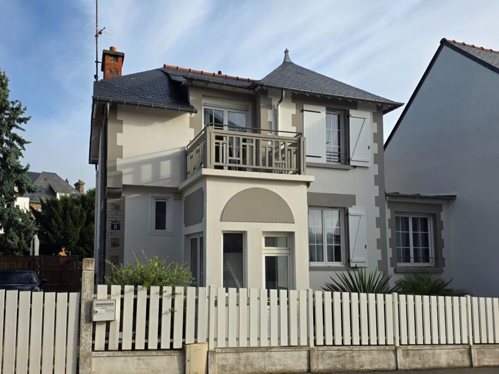 Vente Maison DINARD, MARCHÉ :Élégante maison rénovée – 4 chambres en suite, garage et 2 stationnements. Plages et commerces à pied Dinard