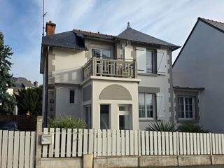 Vente Maison DINARD, MARCHÉ :Élégante maison rénovée – 4 chambres en suite, garage et 2 stationnements. Plages et commerces à pied Dinard
