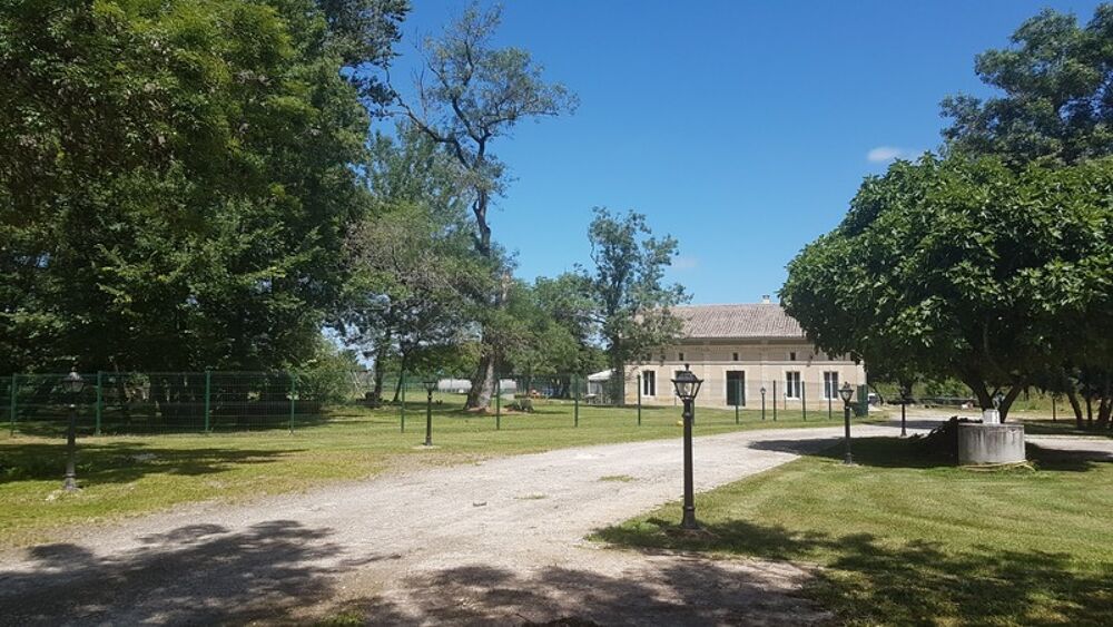 Magnifique propriété - Habitation de 456m² et Hangar de 360m2 à SAINT CHRISTOLY DE BLAYE (33)
