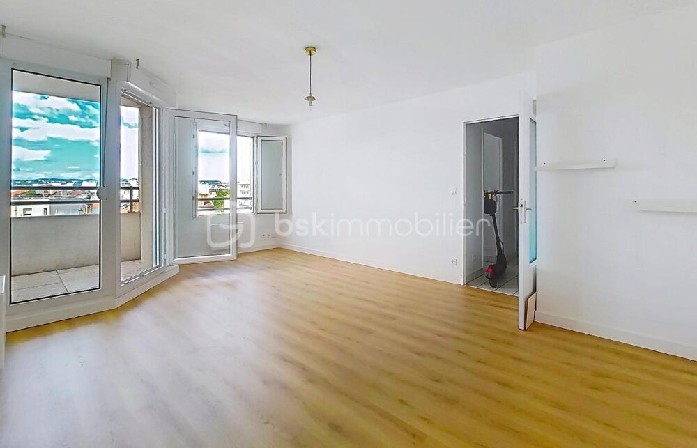 Vente Appartement Vente interactive - Bel appartement 2 pièces rénové avec grand balcon, vue dégagée et garage – Villeurbanne Maisons Neuves Villeurbanne