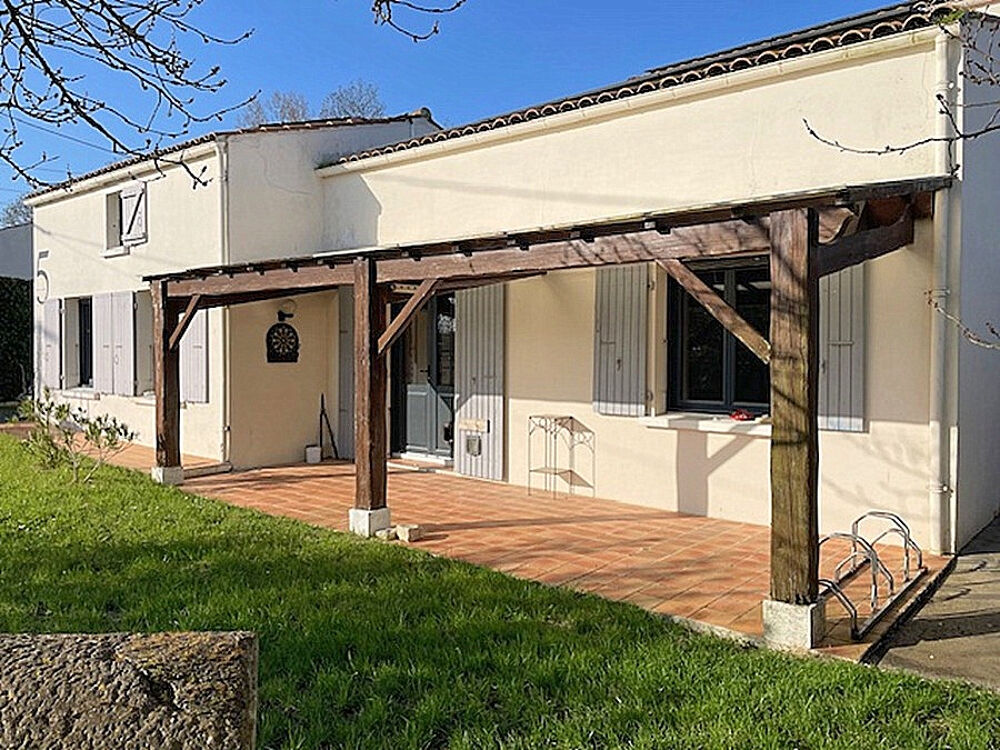 Maison en pierre 188 m² - terrain 9 000 m², piscine, 5 chambres, garage, dépendances
