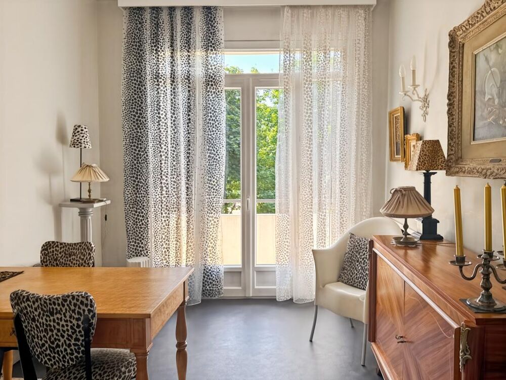 VICHY  Quartier République  Appartement de caractère 80 m² avec garage et caves dans maison Art déco