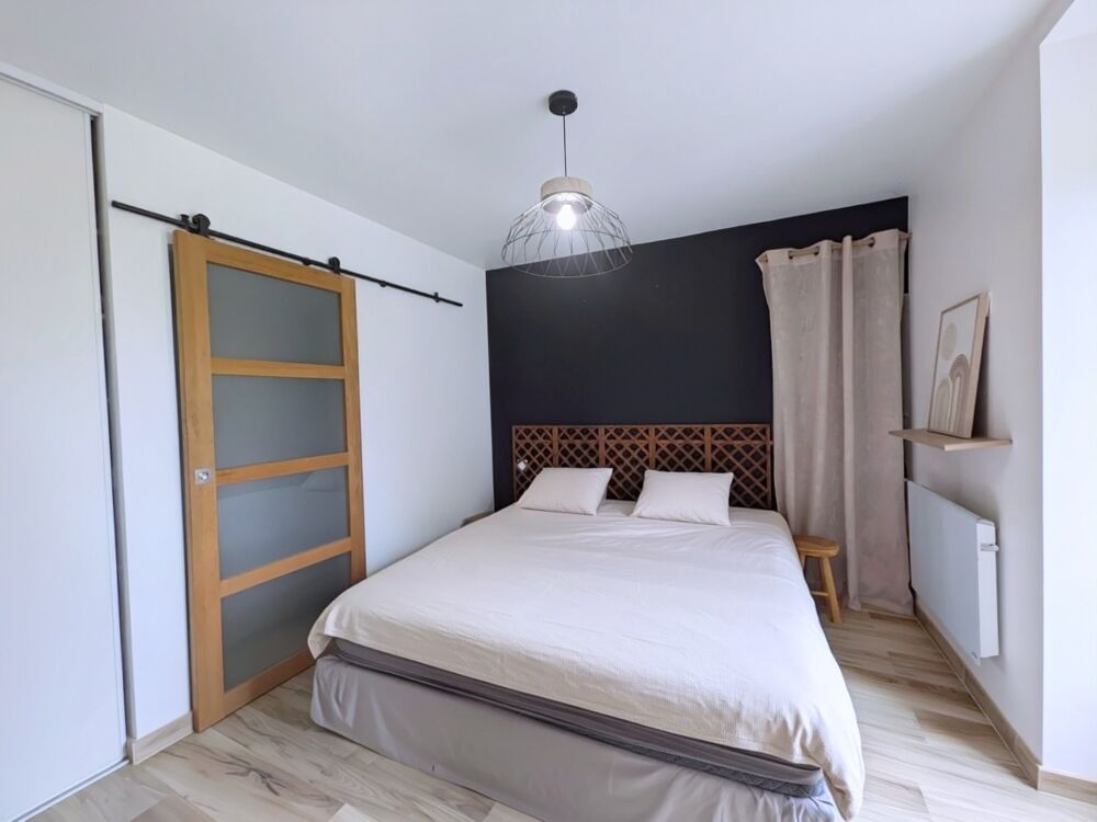 Vente Maison Maison en pierre rénovée – 208 m² – 5 chambres – Vie de plain-pied – Dépendances- Terrain de 1000m2 Saint maixent l ecole