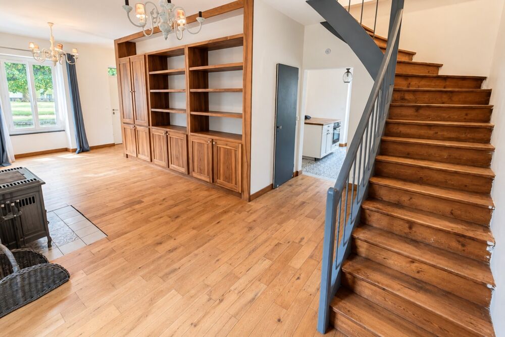 Maison 160 m²  6 chambres  coeur de Viriville  fort potentiel