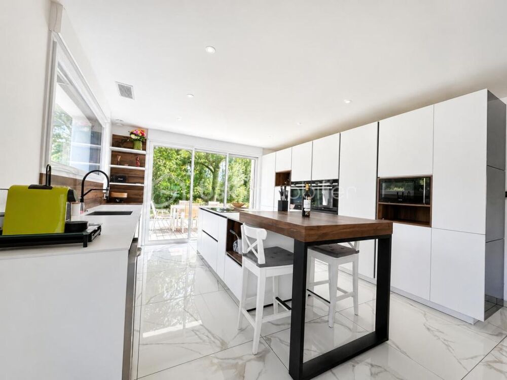 Maison familiale de 150m2 environ avec piscine, vie de plain-pied et terrain de 1 169 m²