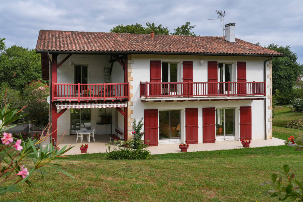 Entre authenticité basque et art de vivre, une propriété familiale dexception aux portes de Saint-Jean-de-Luz