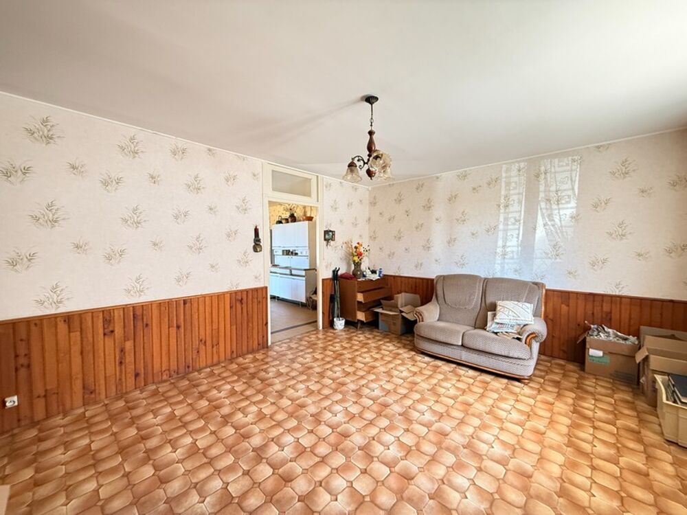 EN EXCLUSIVITE ! Maison en pierre de 136m², 2 garages sur terrain de 950m² 77 000 €