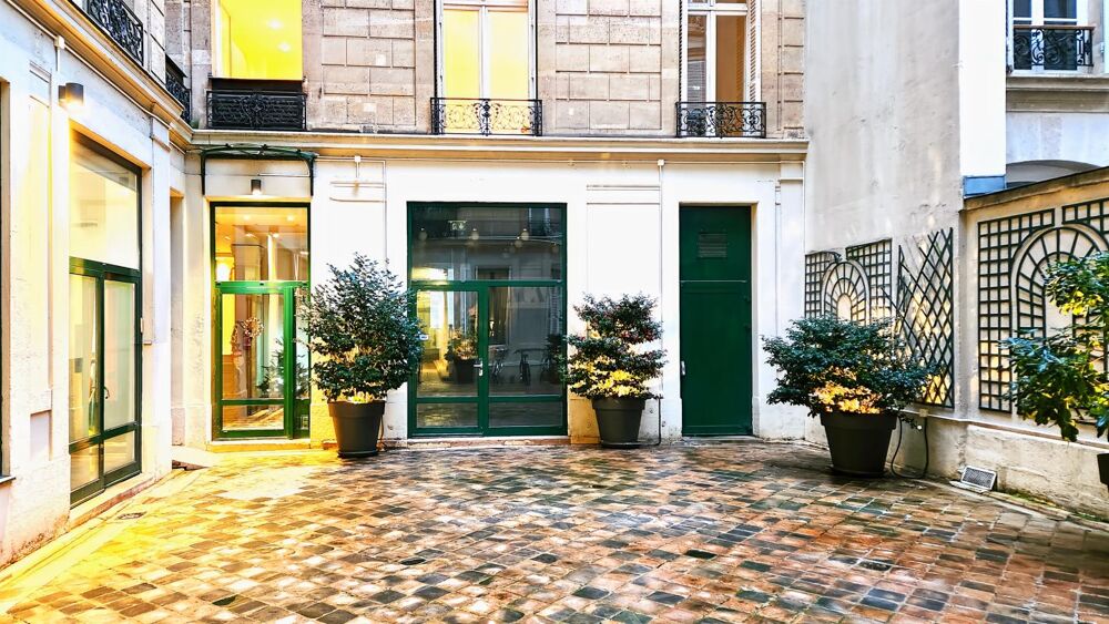   A toute proximité de la place de la Madeleine, un RDC sur cour atypique à louer de 252 m² 