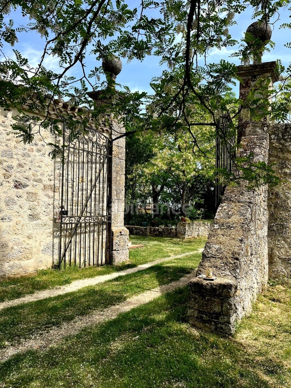 Ensemble de charme & de caractère : château, conciergerie & tour de guêt du XVIIIème près de Saint-Clar (32)