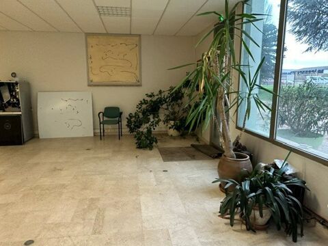   LOCAL A USAGE COMMERCIAL ET BUREAUX 