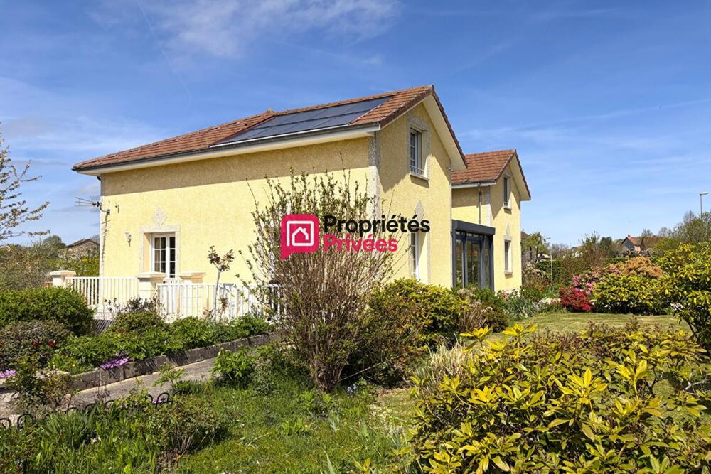 Belle propriété T7 de 231m², terrain de 6905m² avec un étang aux Richards 63780 à vendre