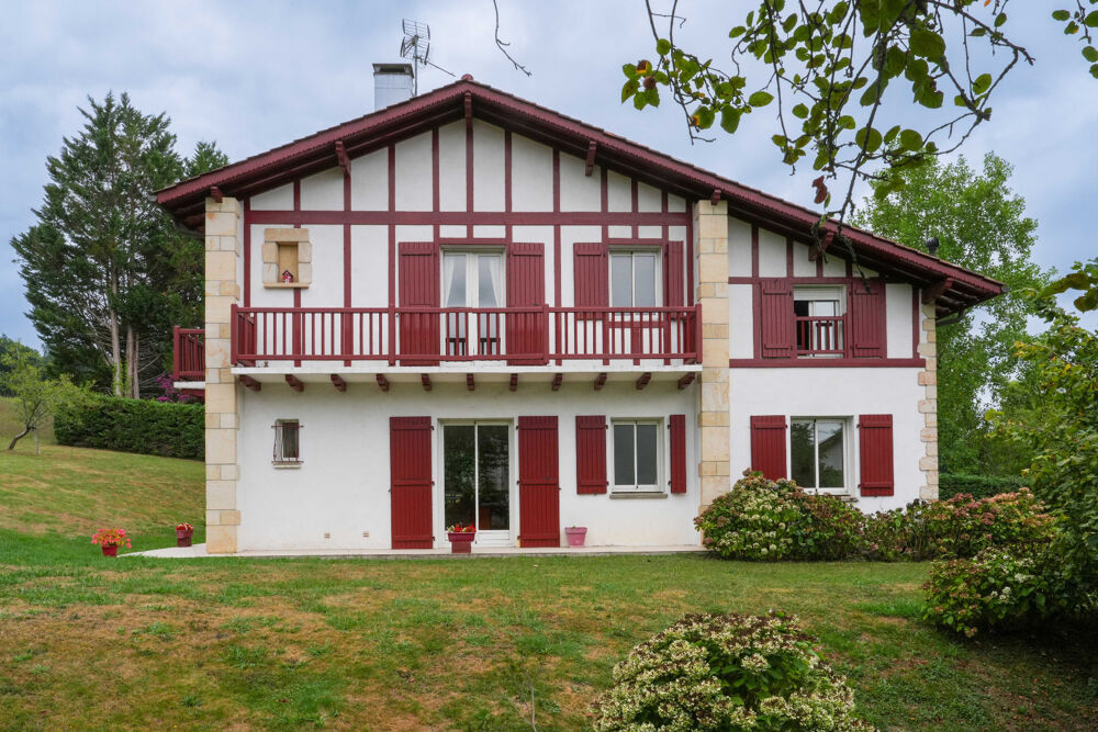 Entre authenticité basque et art de vivre, une propriété familiale dexception aux portes de Saint-Jean-de-Luz