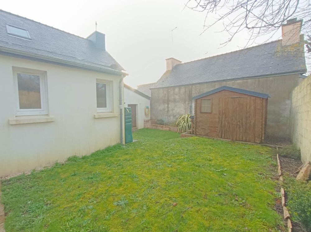 29520 Châteauneuf du Faou maison de bourg habitable de suite, jolie jardin clos sans vis à vis