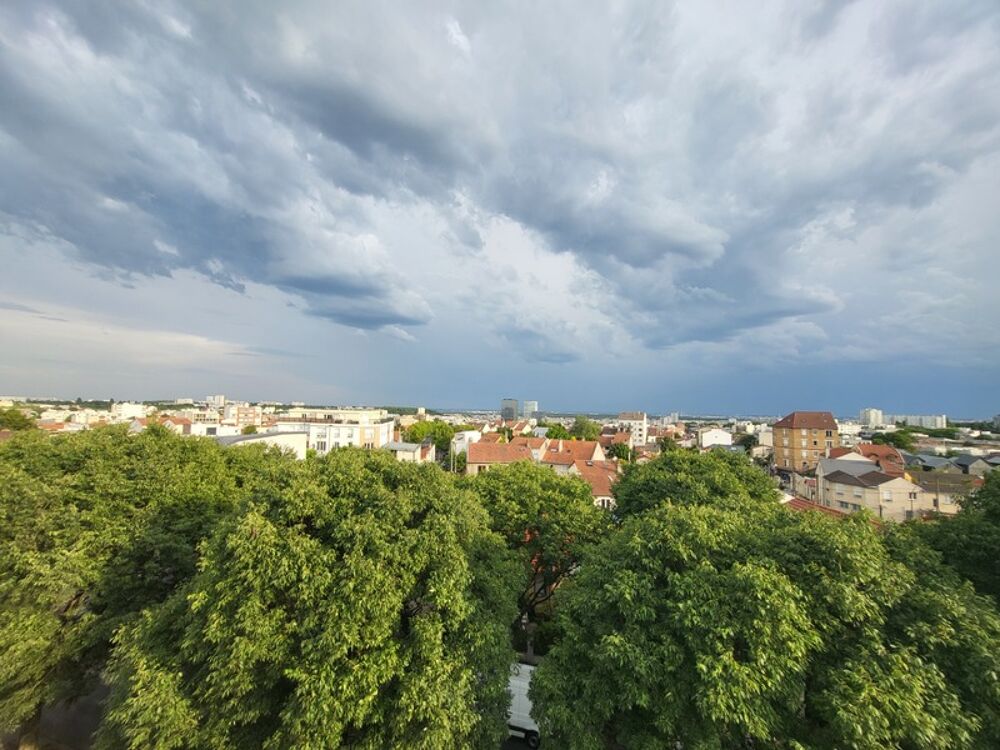 Rare : Grand 2-pièces avec terrasse exceptionnelle de 42 m², situé à Romainville dans un quartier pavillonnaire