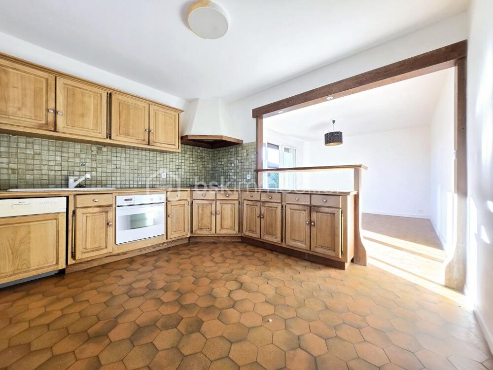 Maison spacieuse avec balcon et double garage, idéalement située !
