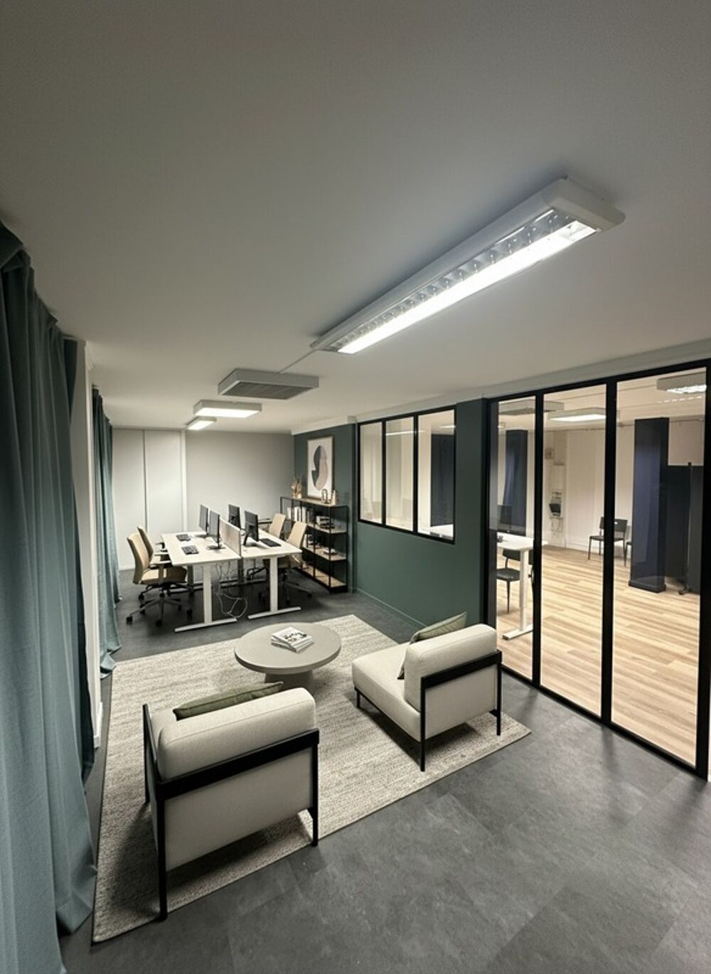   LOCAL PRO 92 m2 + 4 PARKINGS - SECTEUR HÔPITAUX/FACULTE 