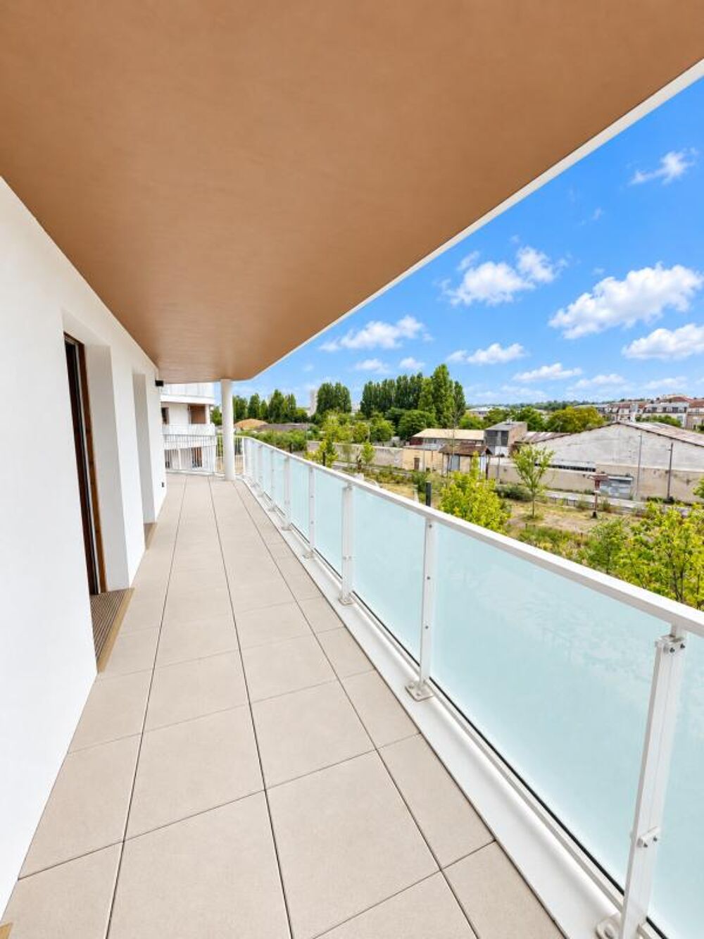 * *DEJA LIVRE - 4 PIECES NEUF - TERRASSE - PARKING- Proche GARE