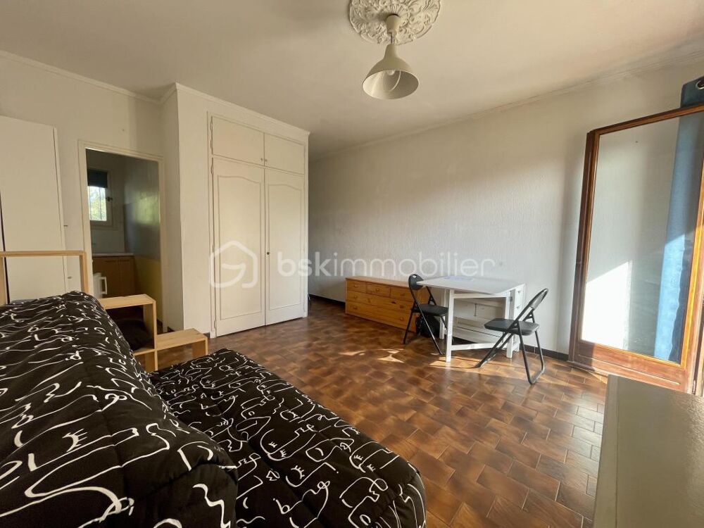 STUDIO AVEC BALCON ET PLACE DE PARKING AU CALME