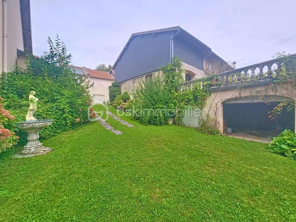 Maison de caractère  266 m²  6 chambres  Jardin