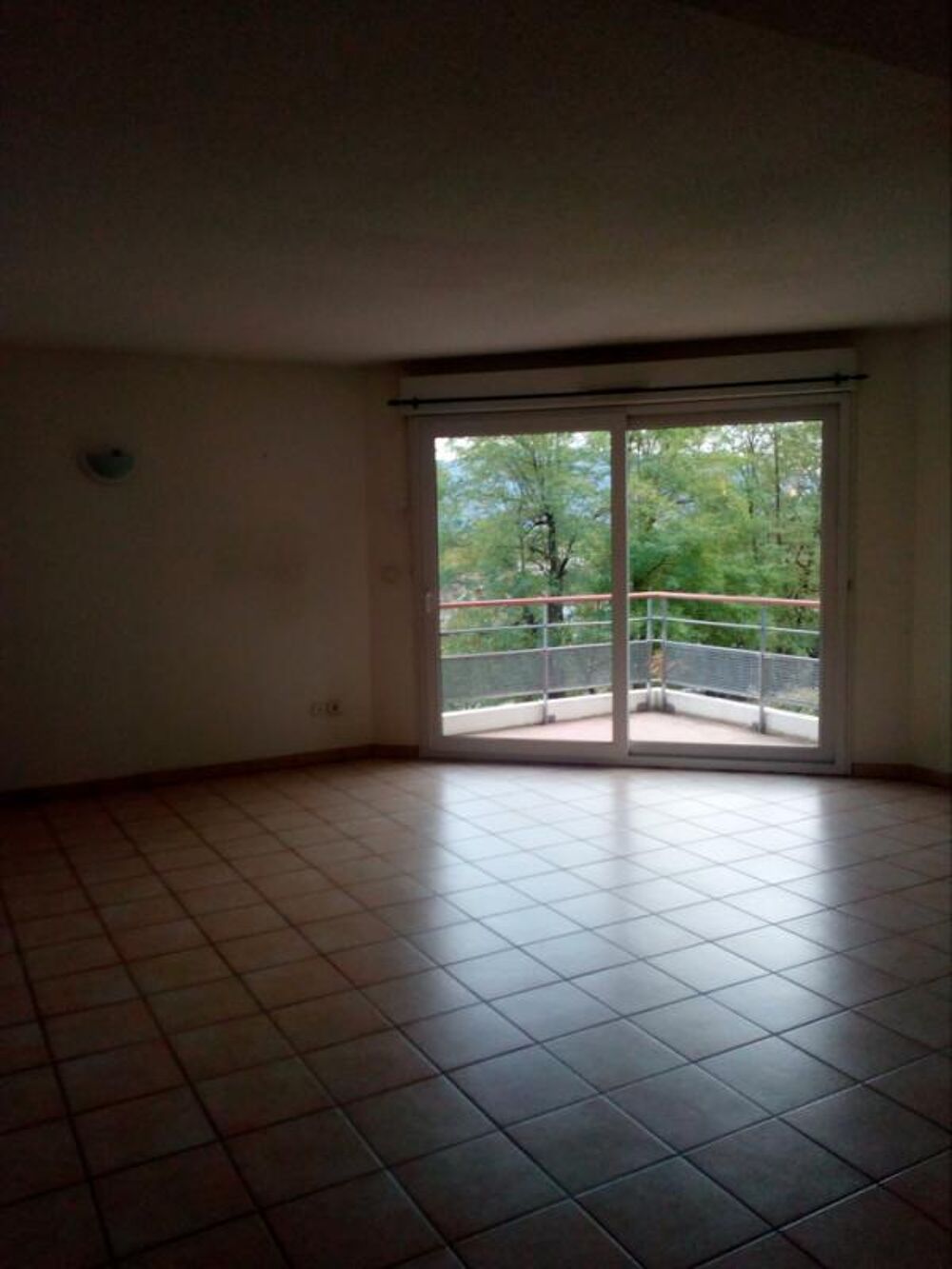 A LOUER T3 AVEC PETITE TERRASSE RESIDENCE LES BASTONIES