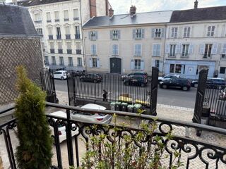  Appartement à louer 5 pièces 176 m²