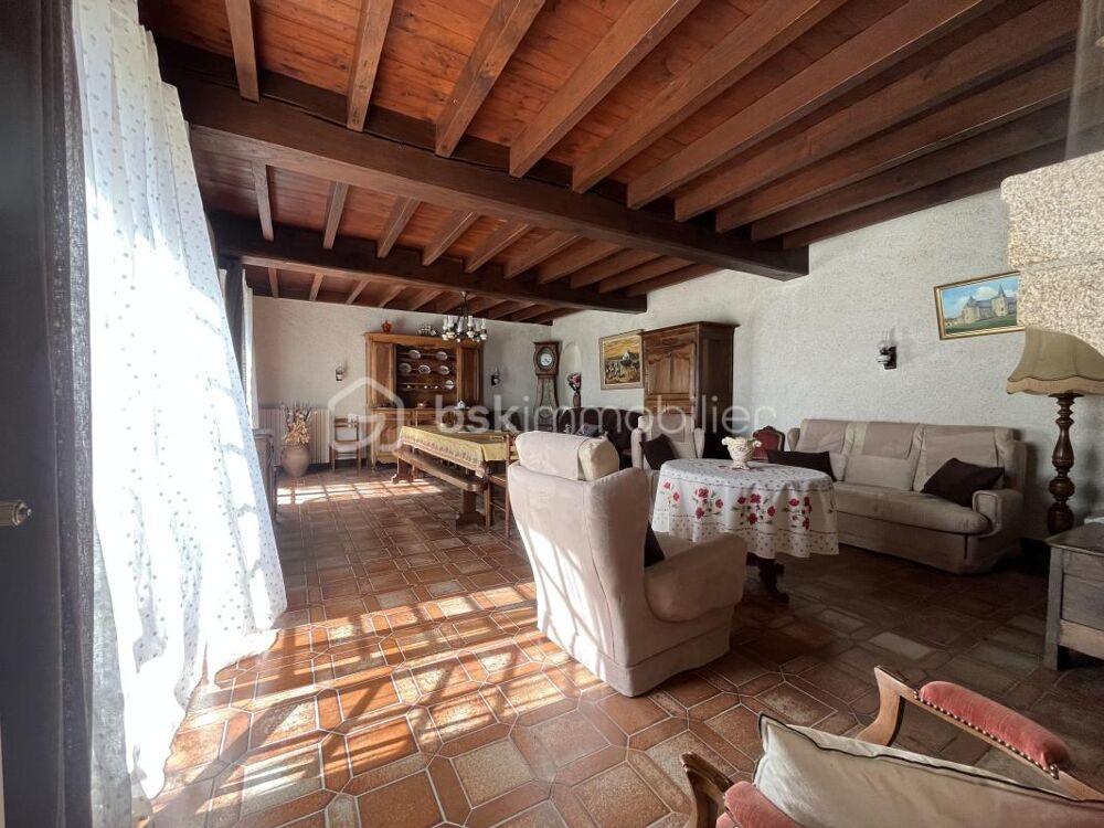 ? Ensemble immobilier avec 2 maisons,337 m2, dépendances et 4720 m² de terrain  Neuvy-Bouin