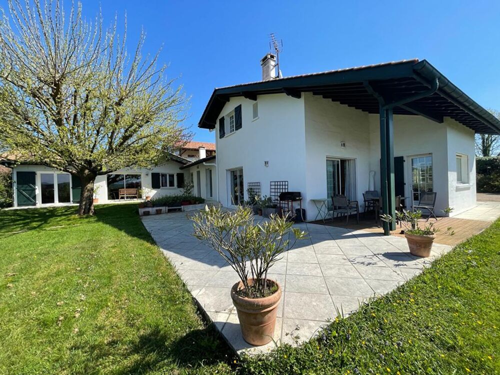 Ustaritz, Propriété familiale avec vue montagnes