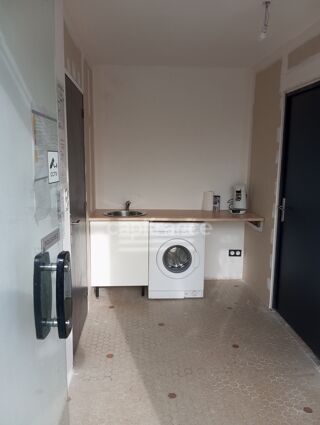   Proche de NOIRETABLE  (42) Local commercial/bureau de 50 M2 avec grand parking clos Vetre sur anzon
