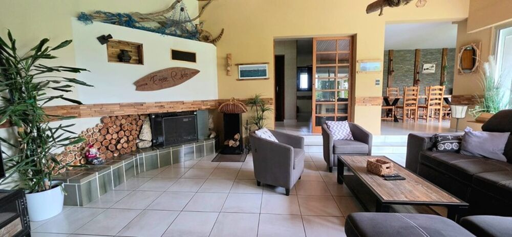 Maison d'architecte avec piscine, sous-sol complet et vue dégagée  Ribérac