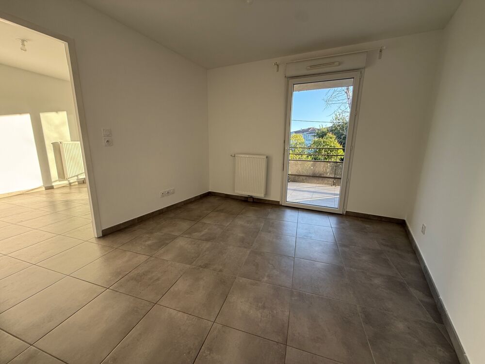 T2 lumineux de 45 m² avec grand balcon de 16 m² et piscine  Avignon Montfavet