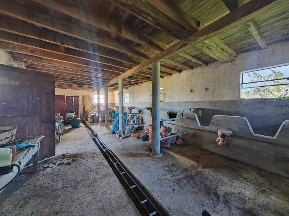 Située à MIRAMONT LATOUR, maison à rénover avec vue panoramique