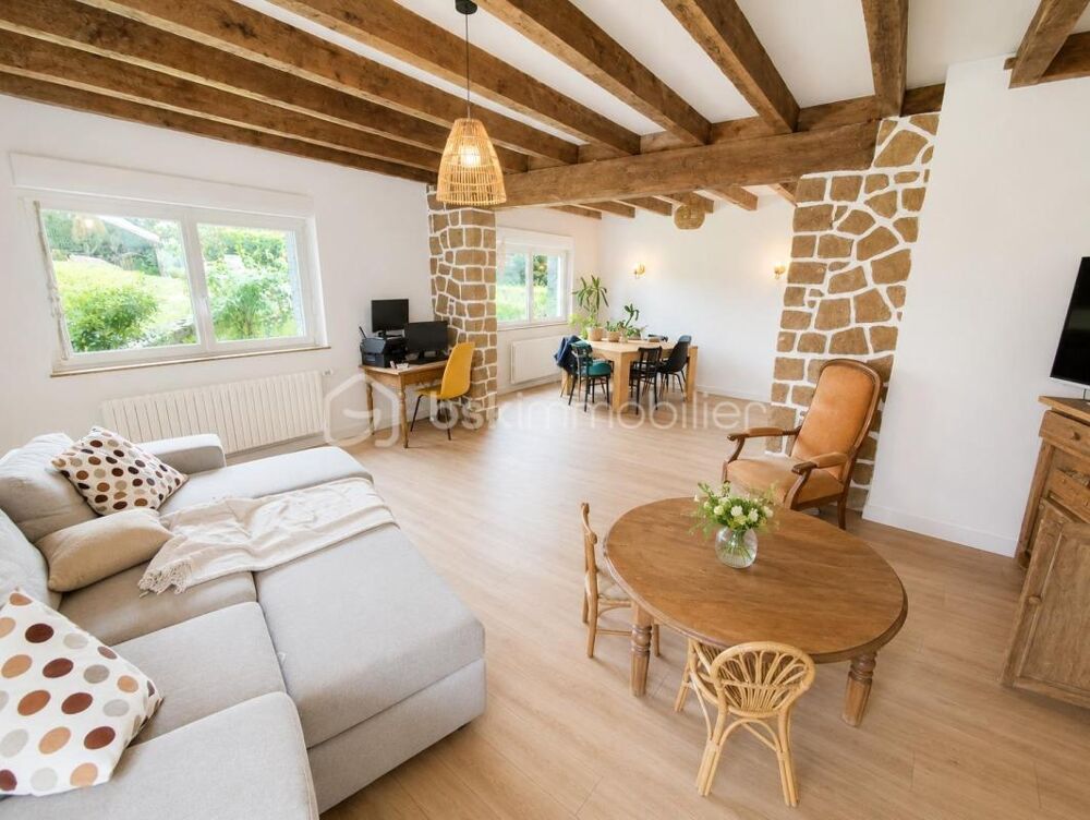 Spacieuse maison de hameau de 107 m2 avec grand terrain et beau potentiel