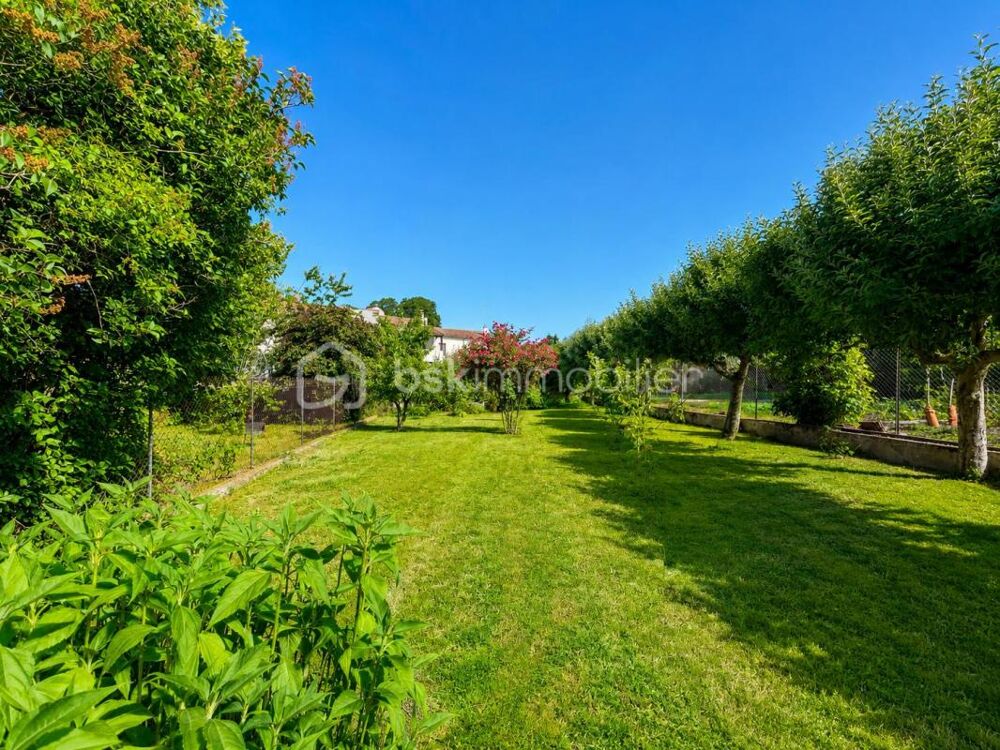 Vente Maison Maison de village avec terrain clos et arboré-Nombreuses dépendances Vernet la varenne