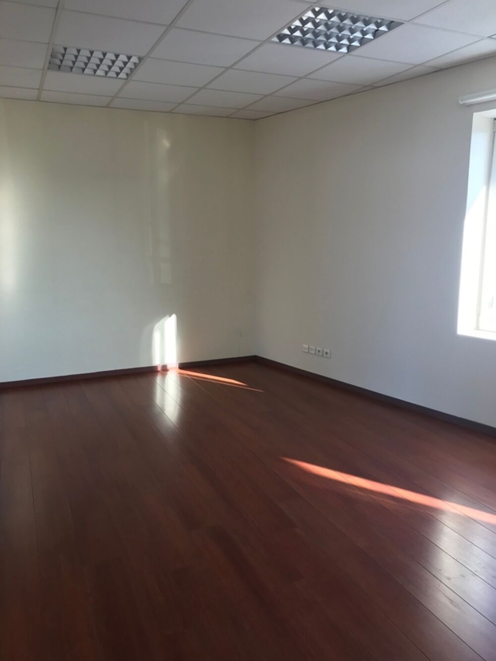   Dpt Dordogne (24), à louer PÉRIGUEUX Quartier des affaires 190 m² Bureaux, salle de réunion, parking Perigueux