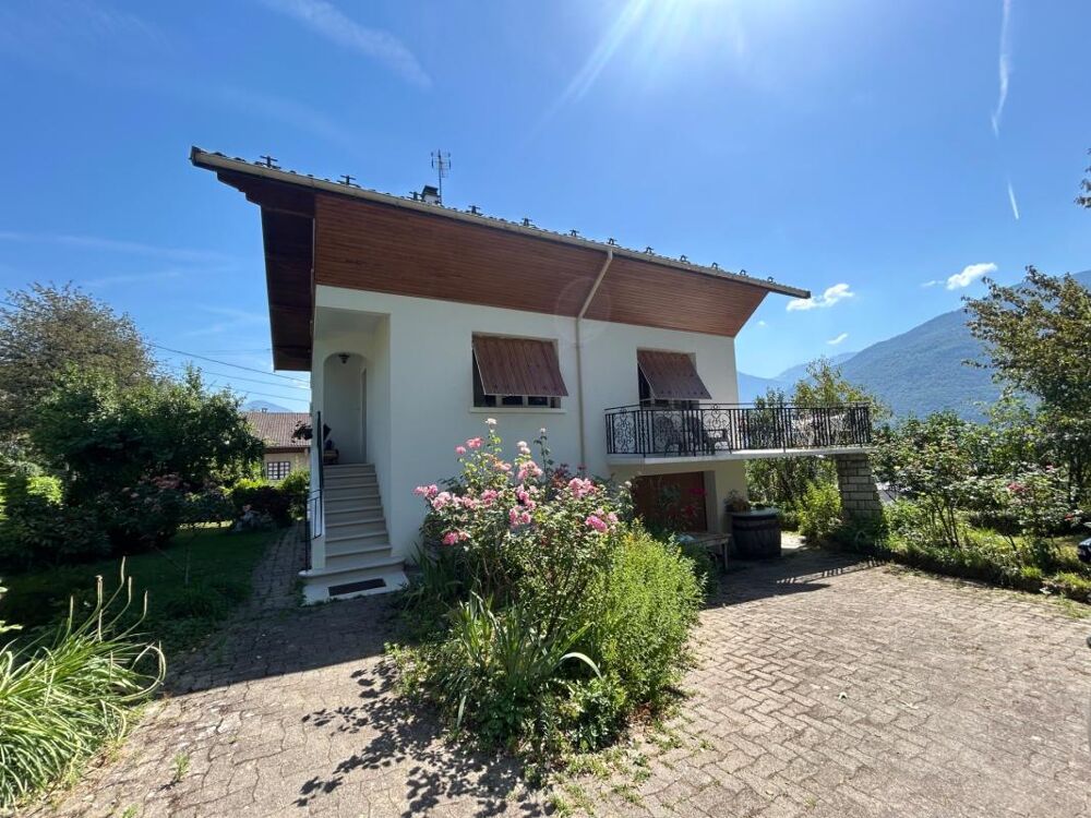 Vente Maison Albertville maison 154 m2 env composée de 2 appartements indépendants, garage double sur terrain de 800 m2 env Albertville