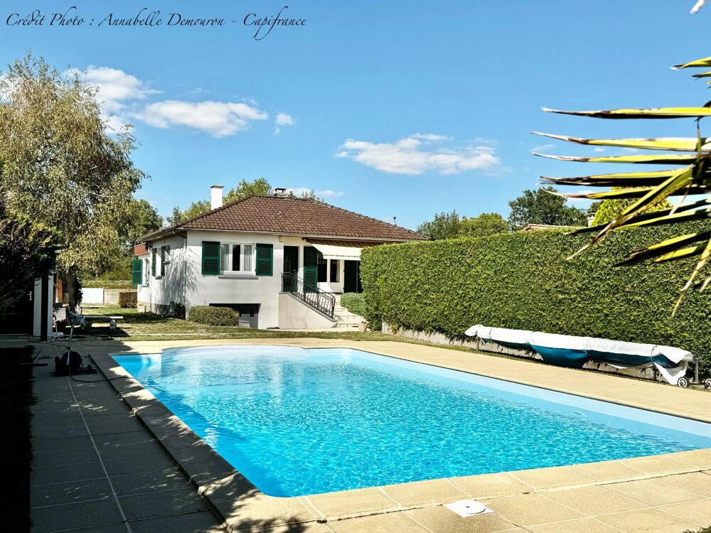 MOZAC  Maison de plain-pied 3 chambres/bureau  PISCINE  TERRAIN divisible de 2324 M²  Garages