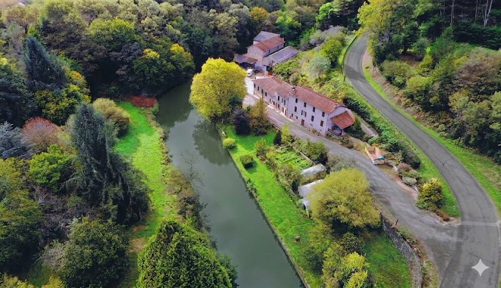 Proche de Rochechouart , authentique moulin avec rivière et chute d'eau -cadre naturel exceptionnel-