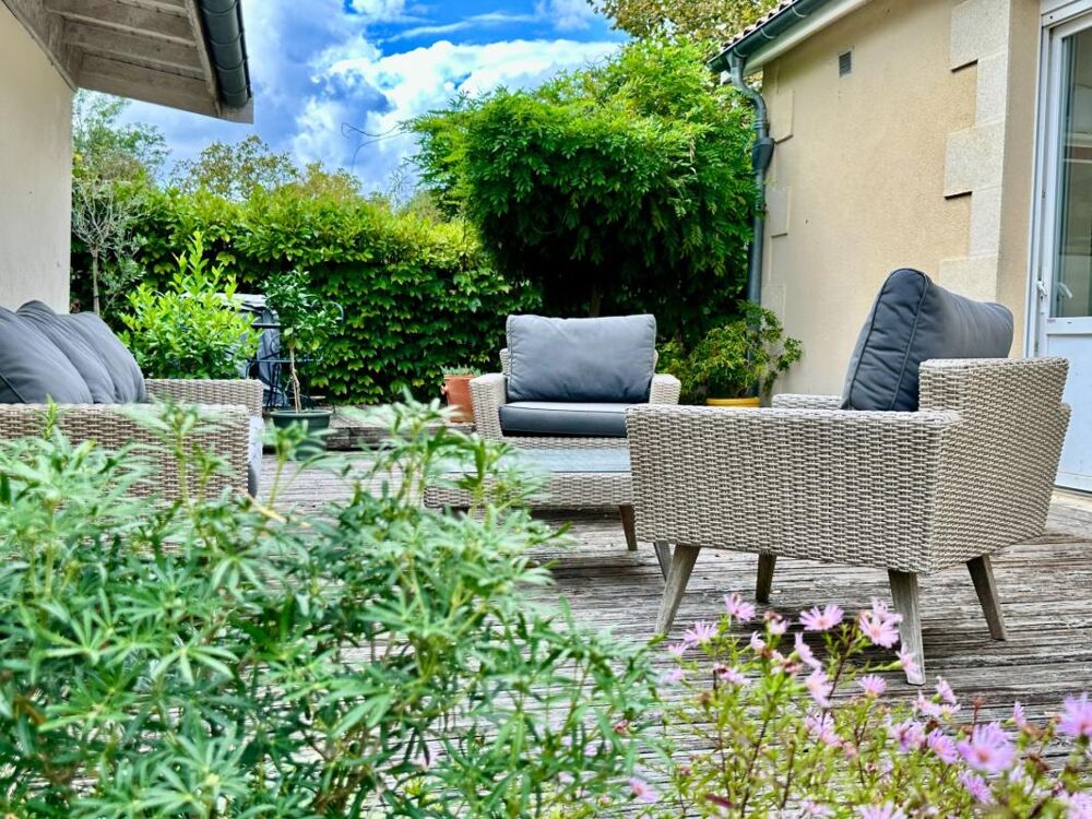 Vente Maison BLANQUEFORT – MAISON EN PIERRE 195 M² – 4 CHAMBRES, JARDIN SANS VIS-À-VIS ET DÉPENDANCE Blanquefort