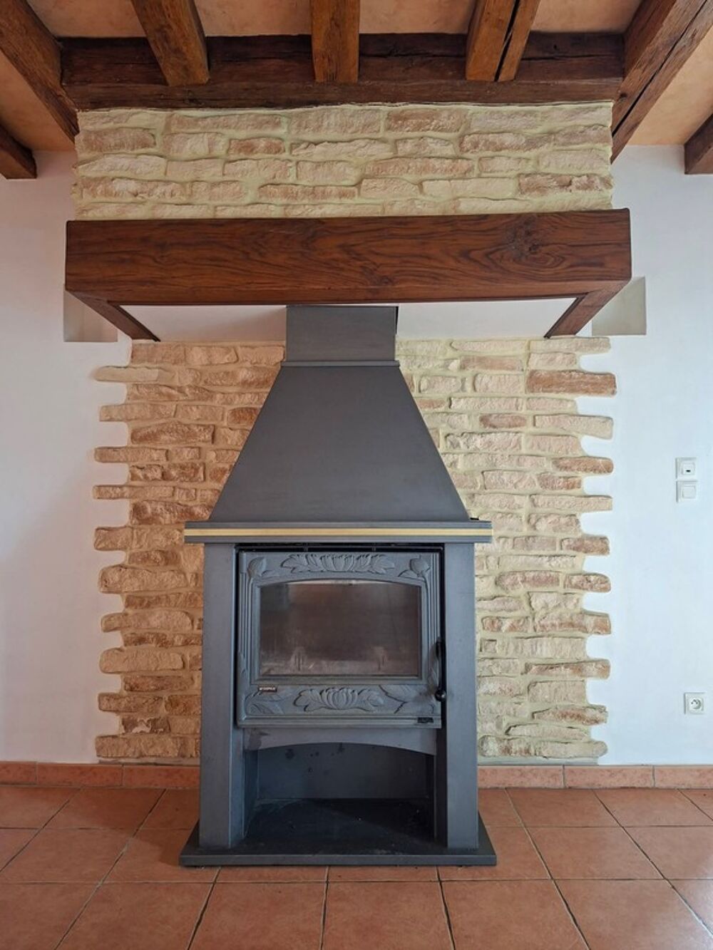 Jolie maison authentique en pierre, Au coeur des Alpes Mancelles, 160m2 surface totale sur Cave, 66 m2 Séjour, jardin clos, 3 ch