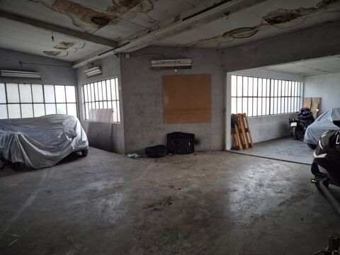   Entrepôt de 90 m2, petit parking, espace clos par portail 