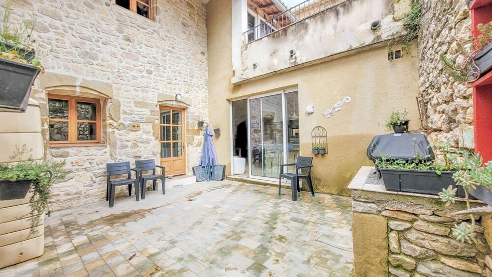 Maison en pierres rénovée avec cour et terrasses