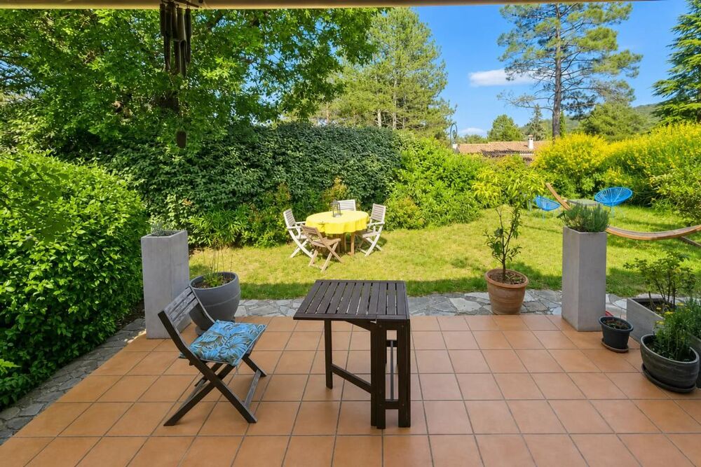 Vente Maison 83690 - TOURTOUR - DOMAINE SAINT PIERRE - MAISON 4 PIÈCES - 2 CHAMBRES - 86.0 M²  - TERRAIN DE 750.0 M² - GARAGE - CALME ABSOLU Tourtour