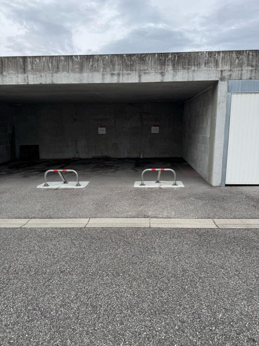   A LOUER - CHINDRIEUX - STATIONNEMENT 4 