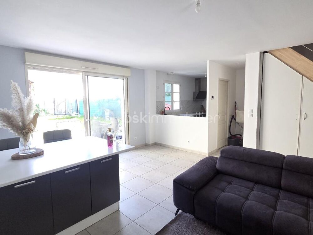 Maison neuve au design contemporain avec double garage