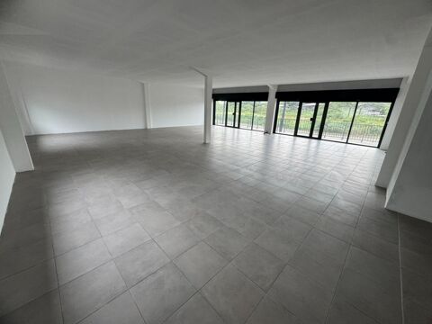   Magnifique surface commerciale de 340 m2 à louer Sortie de Cayenne 