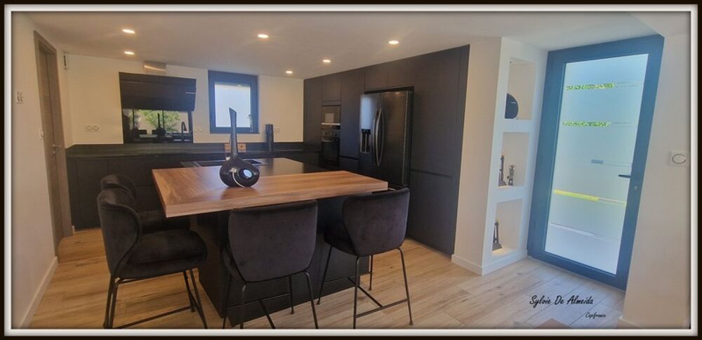 Vente Propriété/Château Propriété à vendre 6 pièces FEILLENS (01)proche Mâcon 207m², piscine chauffée, double garage,5 chambres 2 suites Feillens