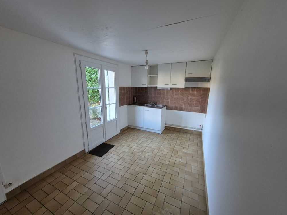 Maison familiale au calme  Saint-Savinien  3 chambres, bureau, garage et terrain