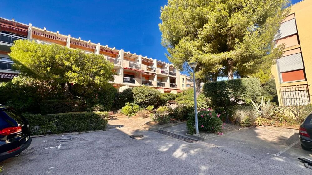 BANDOL - PROXIMITE CENTRE VILLE ET COMMERCES - STUDIO 24 M² - PARKING PRIVATIF