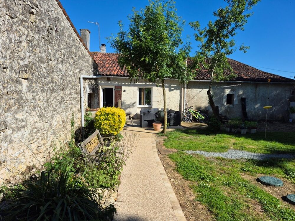 Maison rénovée à vendre à Bords  Calme, dépendances et beau potentiel